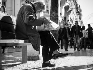Człowiek czytający gazetę